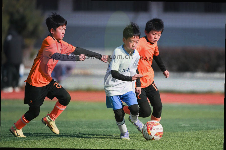 网格纸与手写记号的微距画面，灰调低饱和